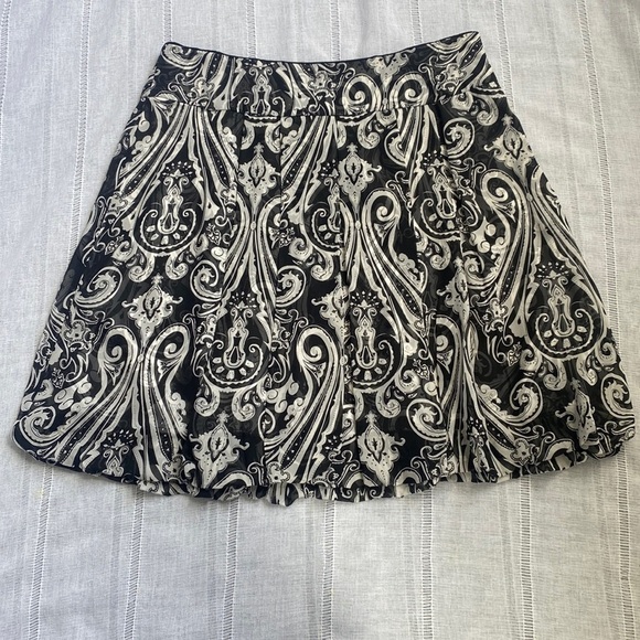 Dresses & Skirts - WHBM patterned silk mini skirt.
